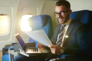 Empleado en viaje corporativo con comodidad y seguridad